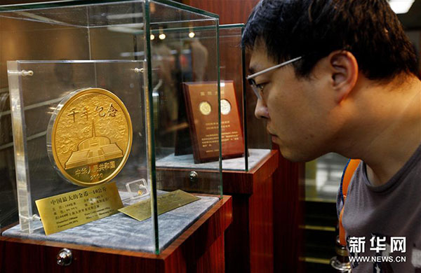 近日，由中國人民銀行貨幣金銀局主辦、中國印鈔造幣總公司承辦的“國幣之尊藝術(shù)之美”——人民幣硬幣發(fā)行60周年全國巡展在上海圖書館舉行，展示了自1957年12月1日正式發(fā)行人民幣硬幣起，已經(jīng)發(fā)行的4套流通硬幣、96個品種108枚普通紀(jì)念幣和2000余種貴金屬紀(jì)念幣。