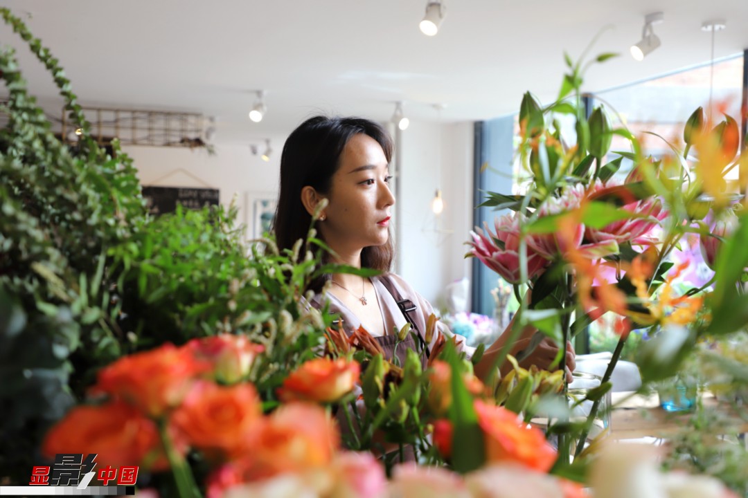 每天和花打交道是一個幸福的職業(yè)，但同時也充滿壓力和挑戰(zhàn)，“花在呈現(xiàn)給客人的那一瞬間是美好的，但前面的每一個步驟都是很辛苦的?！蓖趵桄抡f，花藝是最原始的手工藝產(chǎn)品，沒有辦法機械化、流程化和規(guī)模化，必須要用雙手一點點地賦予其生命和美感。圖為王黎媛在挑選制作花束的鮮花。新華網(wǎng) 周亞平/攝 念新洪/文