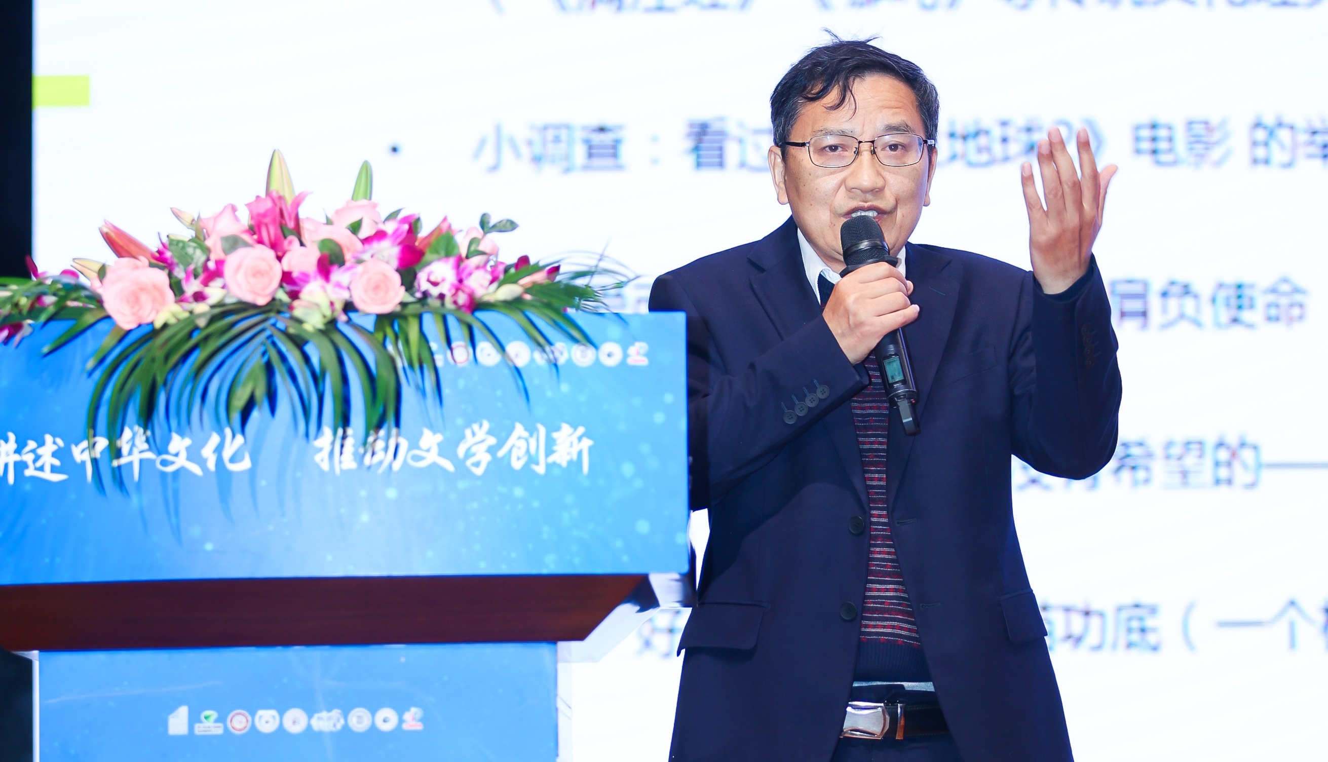 活動現(xiàn)場，“全國文學盛典名師大講堂”主講嘉賓謝晨為大家?guī)碇黝}講座